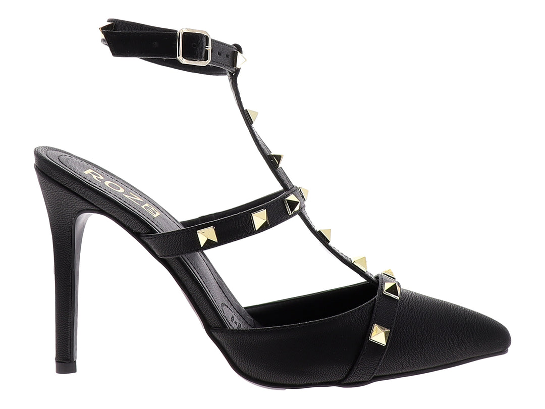 Zapato de tacón negro marca ROZE con punta cerrada, correas decoradas con tachuelas doradas y tacón delgado.