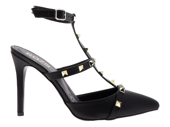 Zapato de tacón negro marca ROZE con punta cerrada, correas decoradas con tachuelas doradas y tacón delgado.