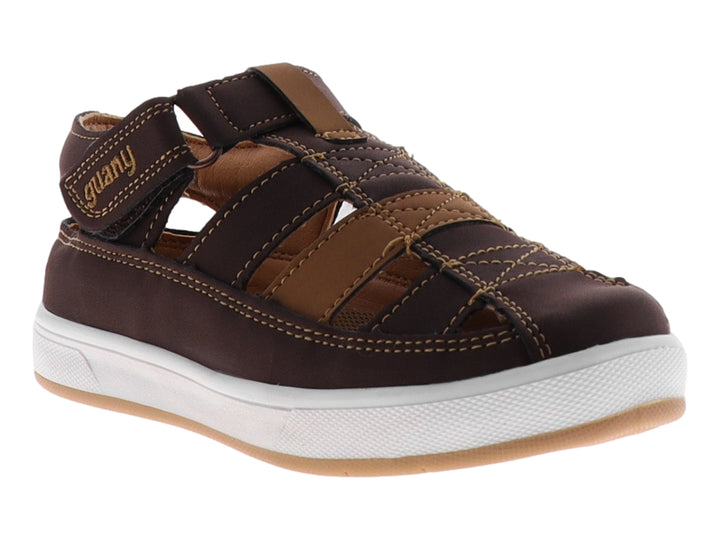 Sandalia cerrada color chocolate con suela blanca y correa de velcro para niño.