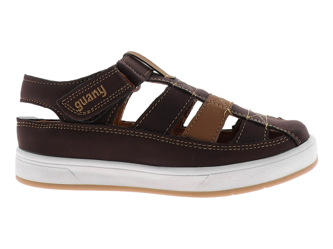 Sandalia cerrada color chocolate con suela blanca y correa de velcro para niño.