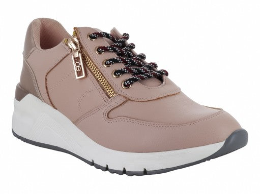 Tenis Cloe color nude con suela blanca, agujetas decorativas y detalle de cierre dorado lateral.