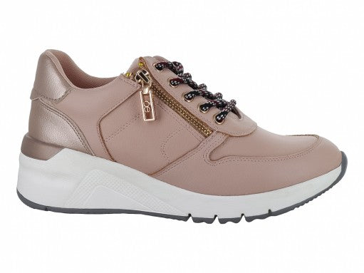 Tenis Cloe color nude con suela blanca, agujetas decorativas y detalle de cierre dorado lateral.
