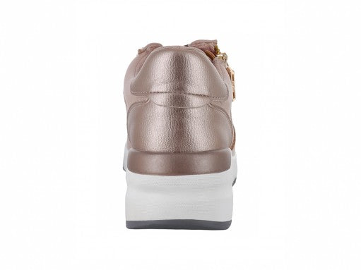 Tenis Cloe color nude con suela blanca, agujetas decorativas y detalle de cierre dorado lateral.