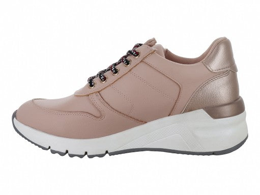Tenis Cloe color nude con suela blanca, agujetas decorativas y detalle de cierre dorado lateral.