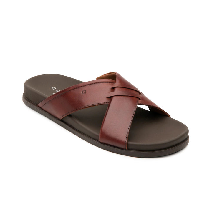 Sandalia plana de cuero color vino con diseño de tiras cruzadas y suela negra.