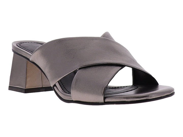 Sandalia para mujer de color gris metalizado con tacón cuadrado y diseño de tiras cruzadas sobre el empeine.