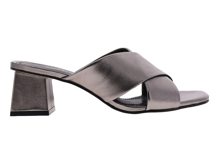Sandalia para mujer de color gris metalizado con tacón cuadrado y diseño de tiras cruzadas sobre el empeine.