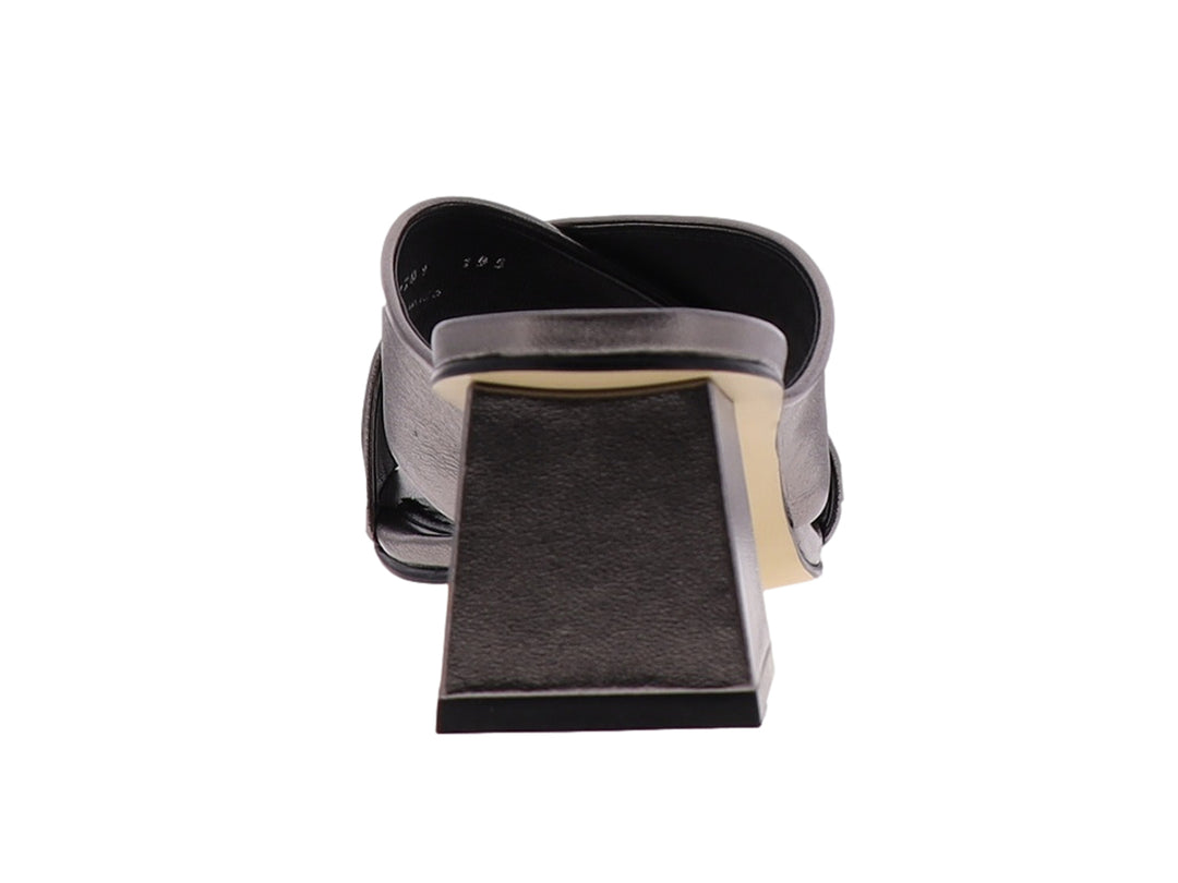 Sandalia para mujer de color gris metalizado con tacón cuadrado y diseño de tiras cruzadas sobre el empeine.