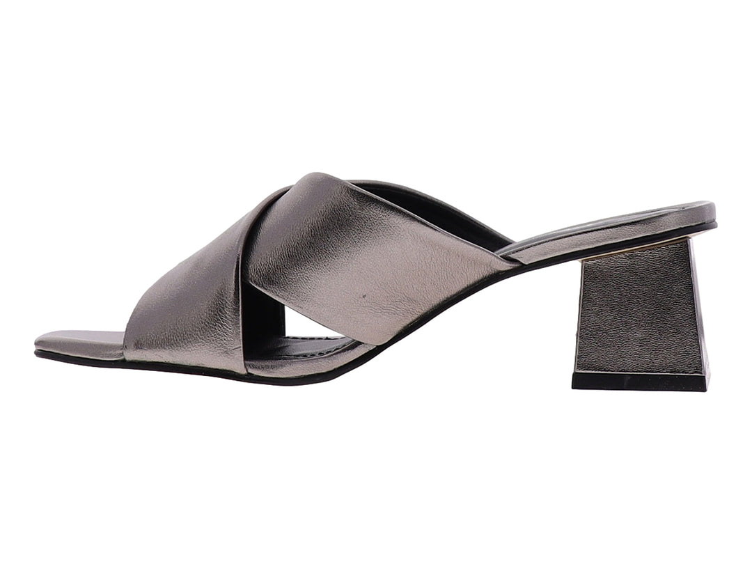 Sandalia para mujer de color gris metalizado con tacón cuadrado y diseño de tiras cruzadas sobre el empeine.
