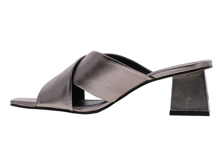 Sandalia para mujer de color gris metalizado con tacón cuadrado y diseño de tiras cruzadas sobre el empeine.