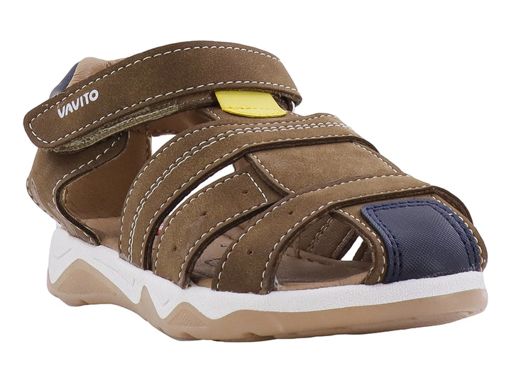 Sandalia VAVITO color arenilla para niño con correas de velcro y detalles en azul y amarillo.