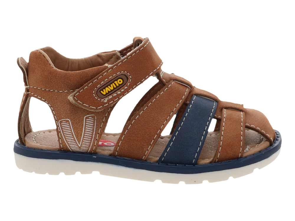 Sandalia para niño marca VAVITO en color camel con detalles en azul y suela blanca.