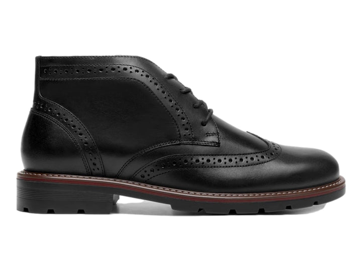 Bota negra de cuero con detalles perforados tipo brogue y suela track.