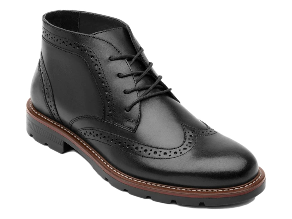 Bota negra de cuero con detalles perforados tipo brogue y suela track.