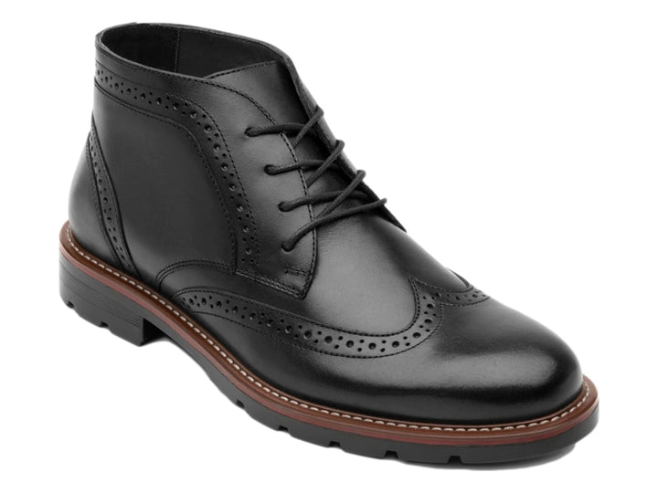Bota negra de cuero con detalles perforados tipo brogue y suela track.