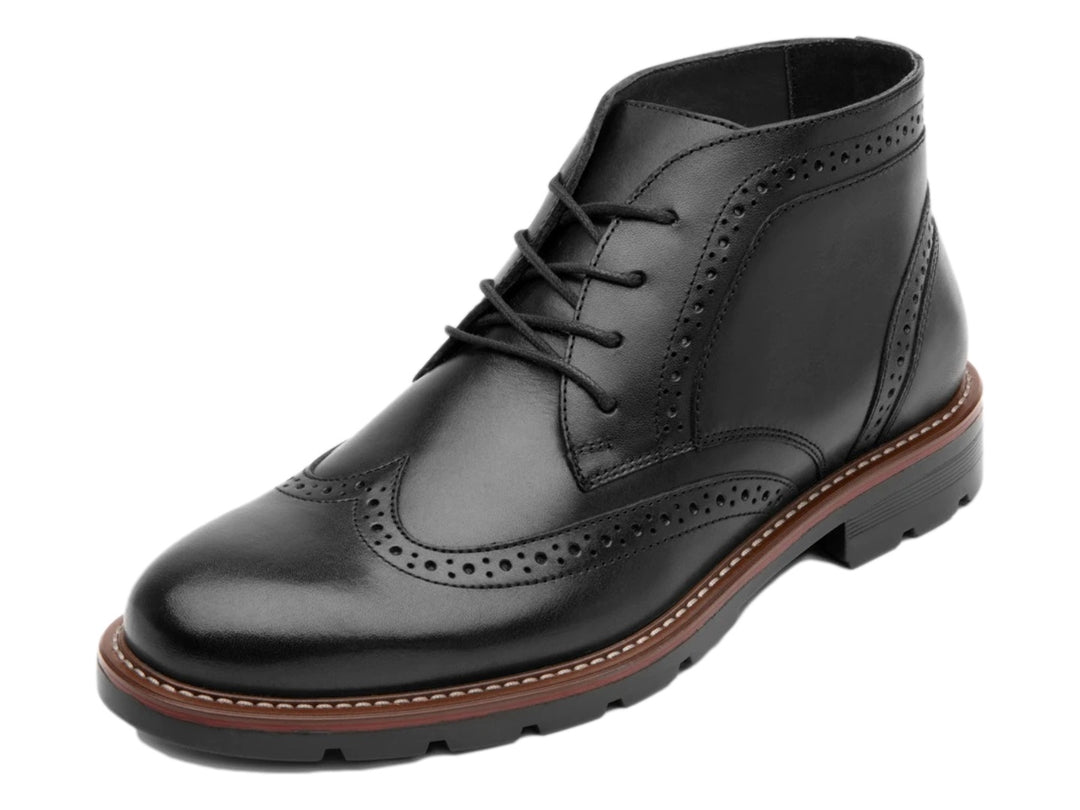 Bota negra de cuero con detalles perforados tipo brogue y suela track.