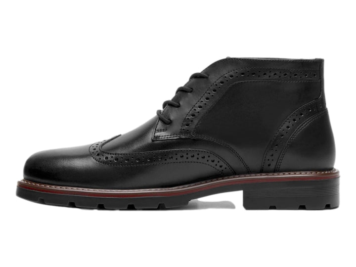 Bota negra de cuero con detalles perforados tipo brogue y suela track.