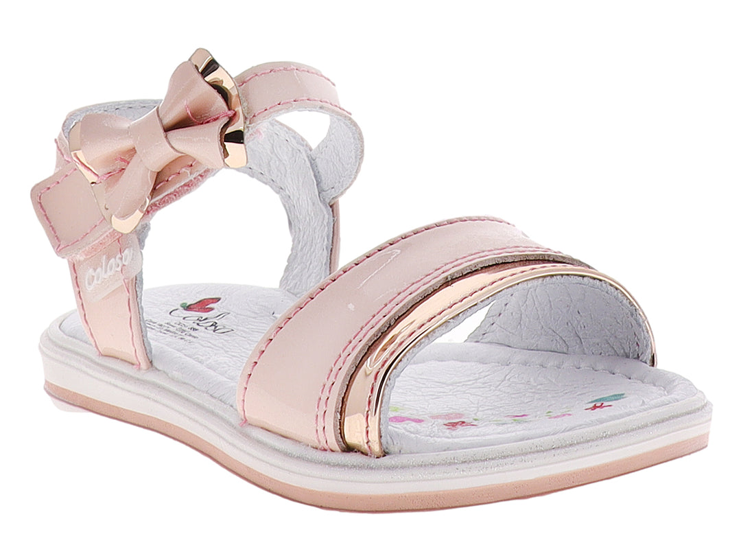 Sandalia infantil de color rosa con moño decorativo y detalles dorados.