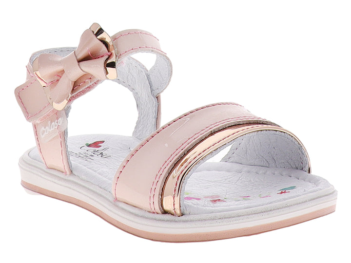 Sandalia infantil de color rosa con moño decorativo y detalles dorados.