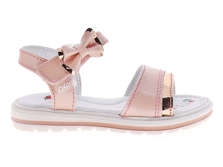 Sandalia infantil de color rosa con moño decorativo y detalles dorados.