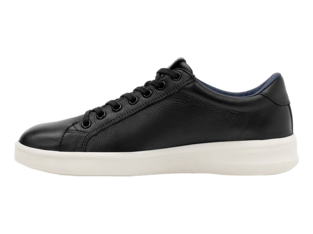Tenis casuales Quirelli de cuero negro con suela blanca y detalles interiores en azul.