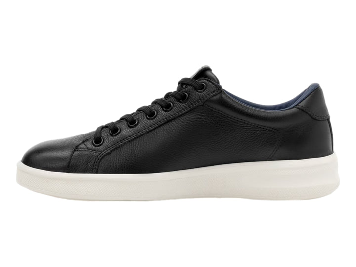 Tenis casuales Quirelli de cuero negro con suela blanca y detalles interiores en azul.