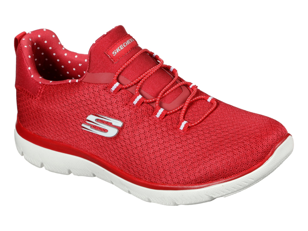 Tenis deportivos Skechers color rojo con suela blanca para mujer.