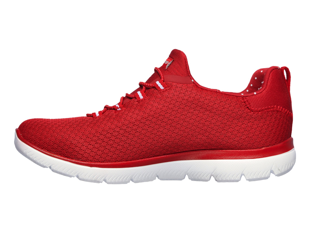 Tenis deportivos Skechers color rojo con suela blanca para mujer.