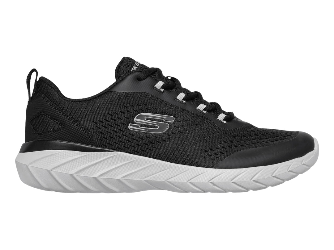 Tenis deportivos Skechers color negro con suela blanca y tejido de malla transpirable.