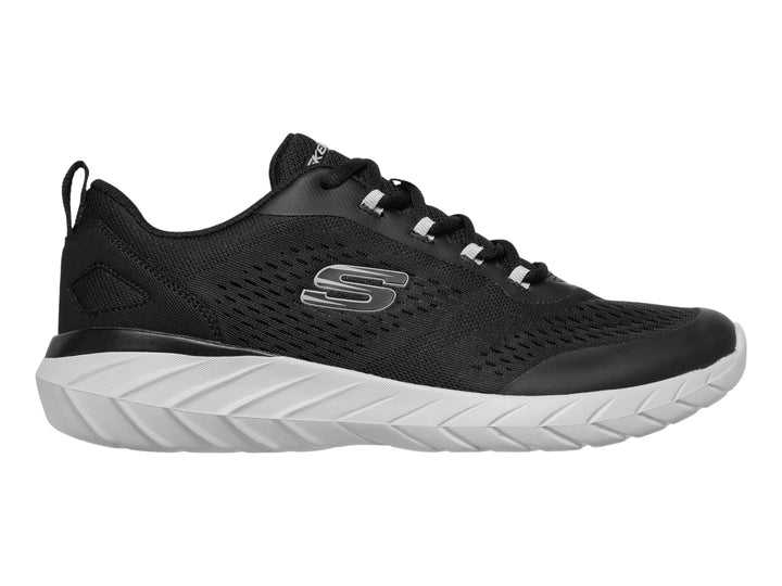 Tenis deportivos Skechers color negro con suela blanca y tejido de malla transpirable.