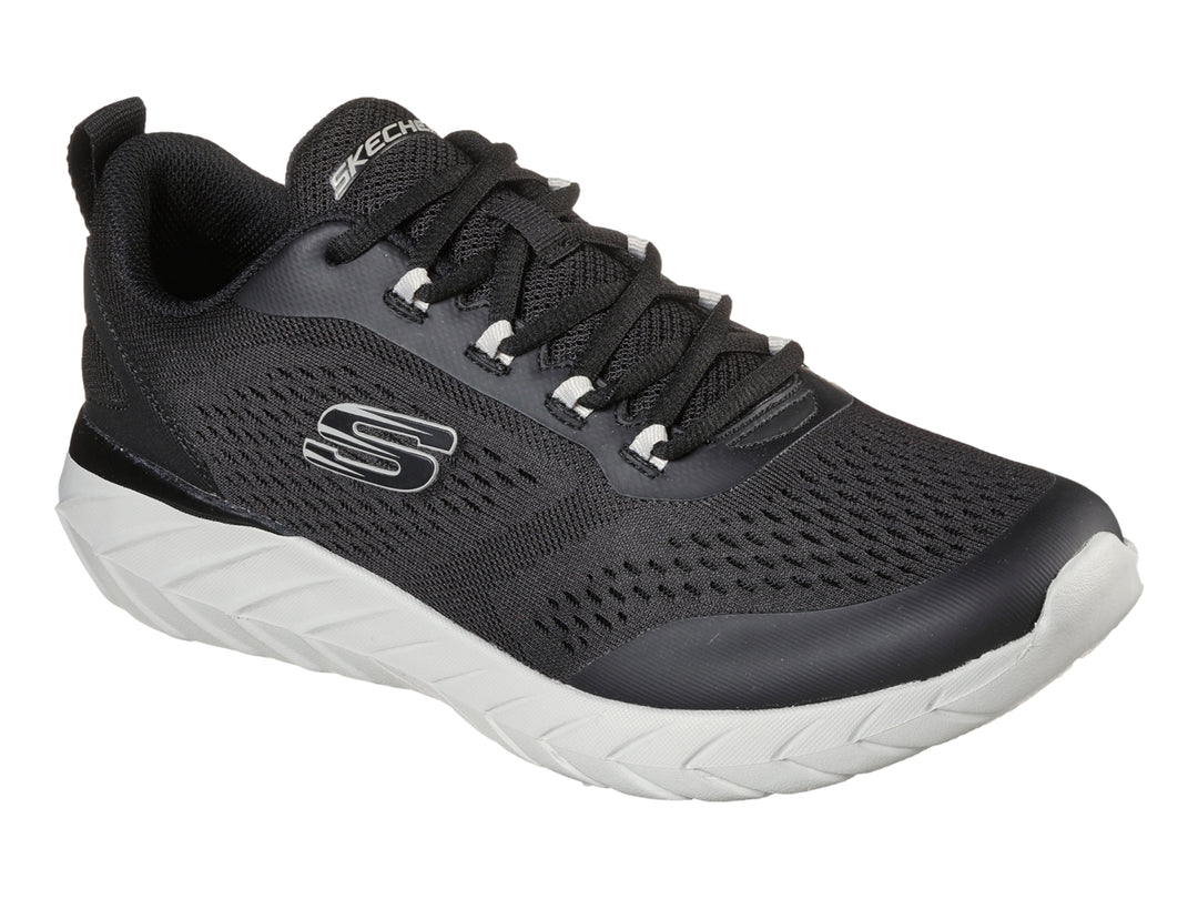 Tenis deportivos Skechers color negro con suela blanca y tejido de malla transpirable.