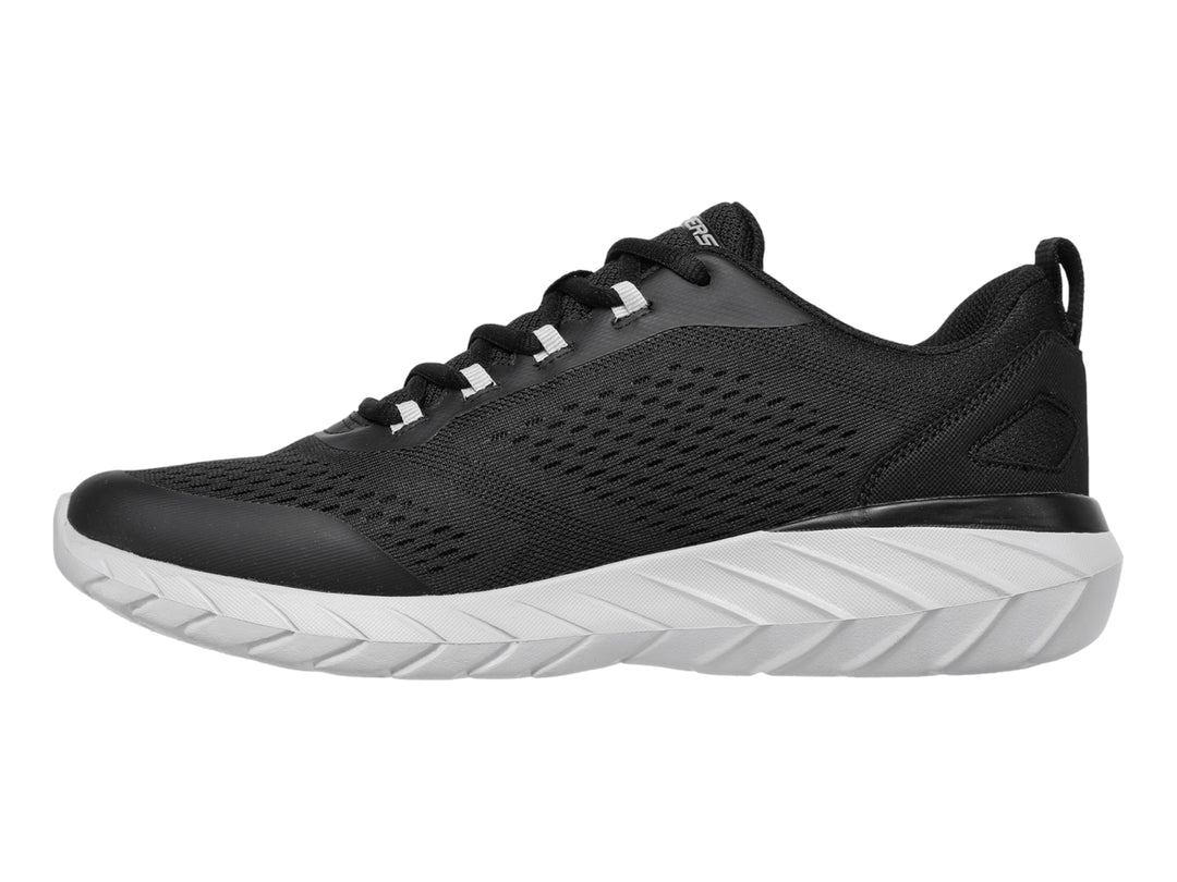 Tenis deportivos Skechers color negro con suela blanca y tejido de malla transpirable.