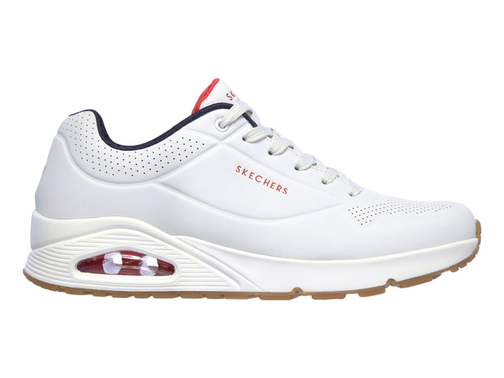 Tenis Skechers blancos con suela color miel y cámara de aire visible en el talón.
