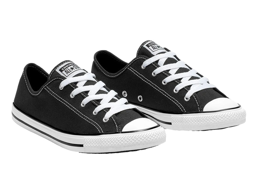 Tenis Converse Chuck Taylor All Star Dainty color negro con suela y cordones blancos.