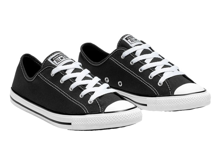 Tenis Converse Chuck Taylor All Star Dainty color negro con suela y cordones blancos.