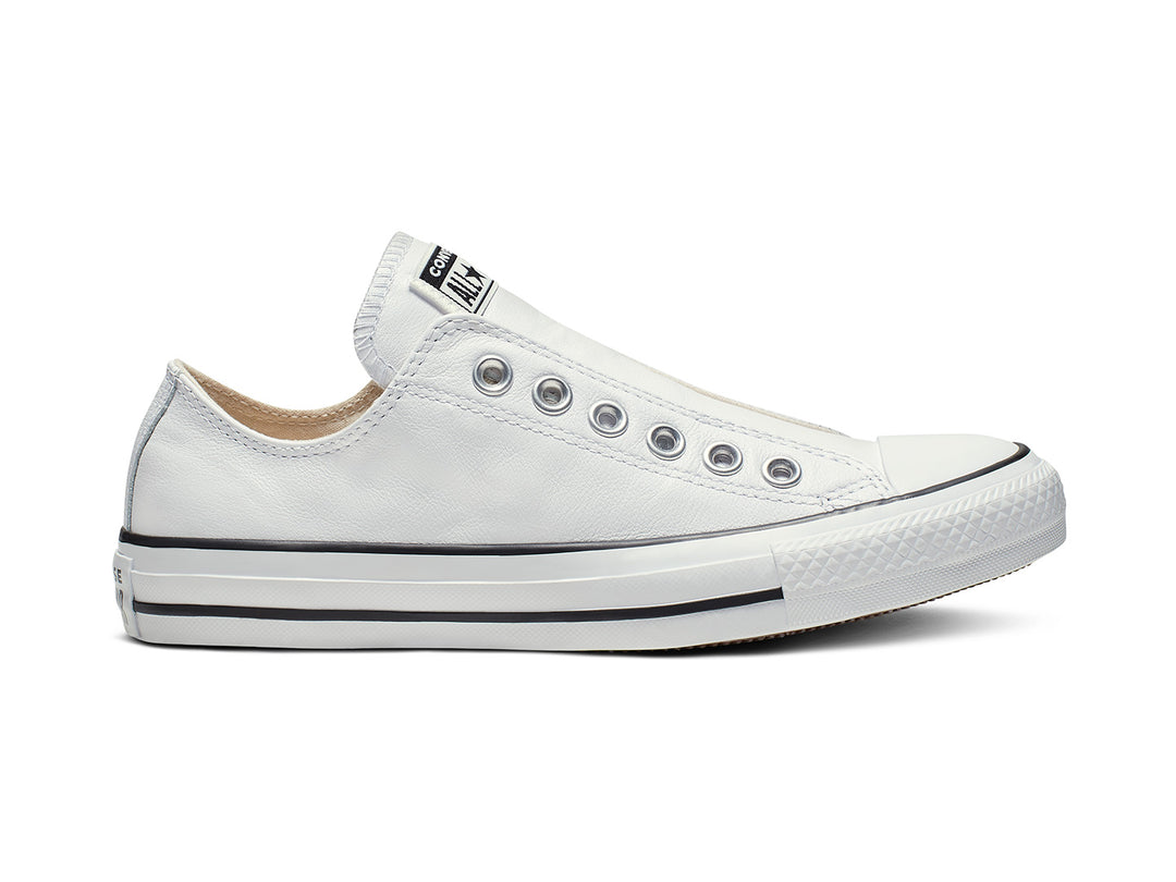 Tenis Converse Chuck Taylor All Star de cuero blanco estilo slip-on con ojillos metálicos.