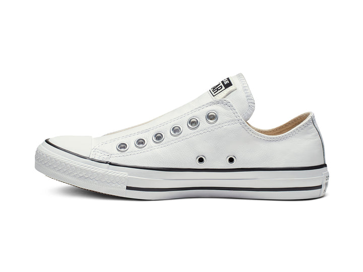 Tenis Converse Chuck Taylor All Star de cuero blanco estilo slip-on con ojillos metálicos.