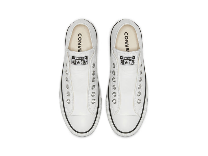 Tenis Converse Chuck Taylor All Star de cuero blanco estilo slip-on con ojillos metálicos.