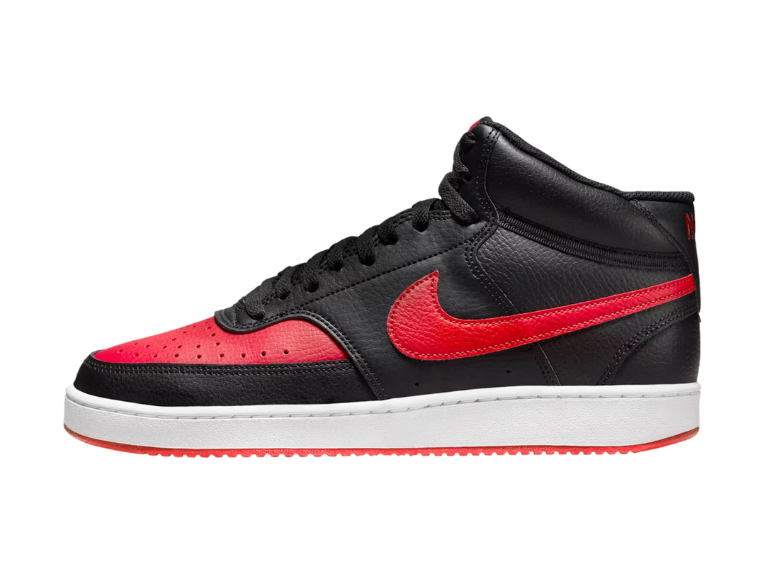 Tenis Nike Court Vision Mid en colores negro y rojo con suela blanca.