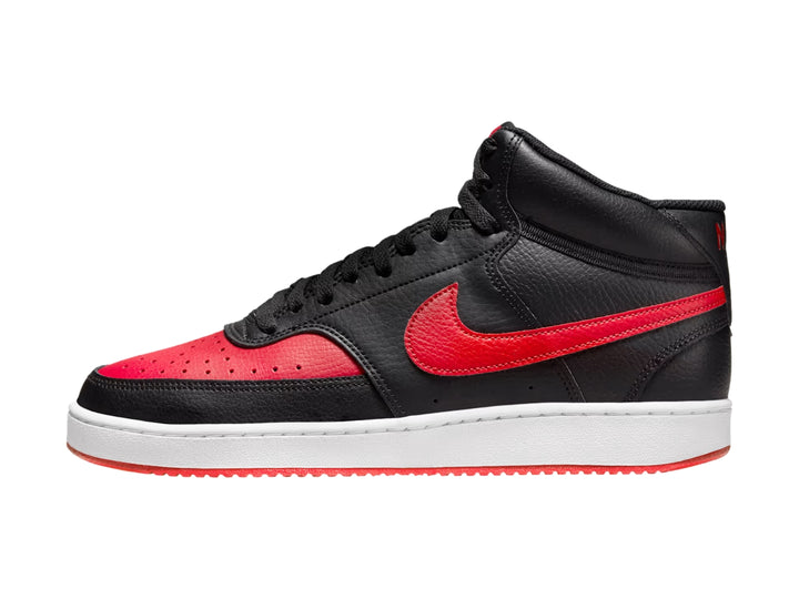 Tenis Nike Court Vision Mid en colores negro y rojo con suela blanca.