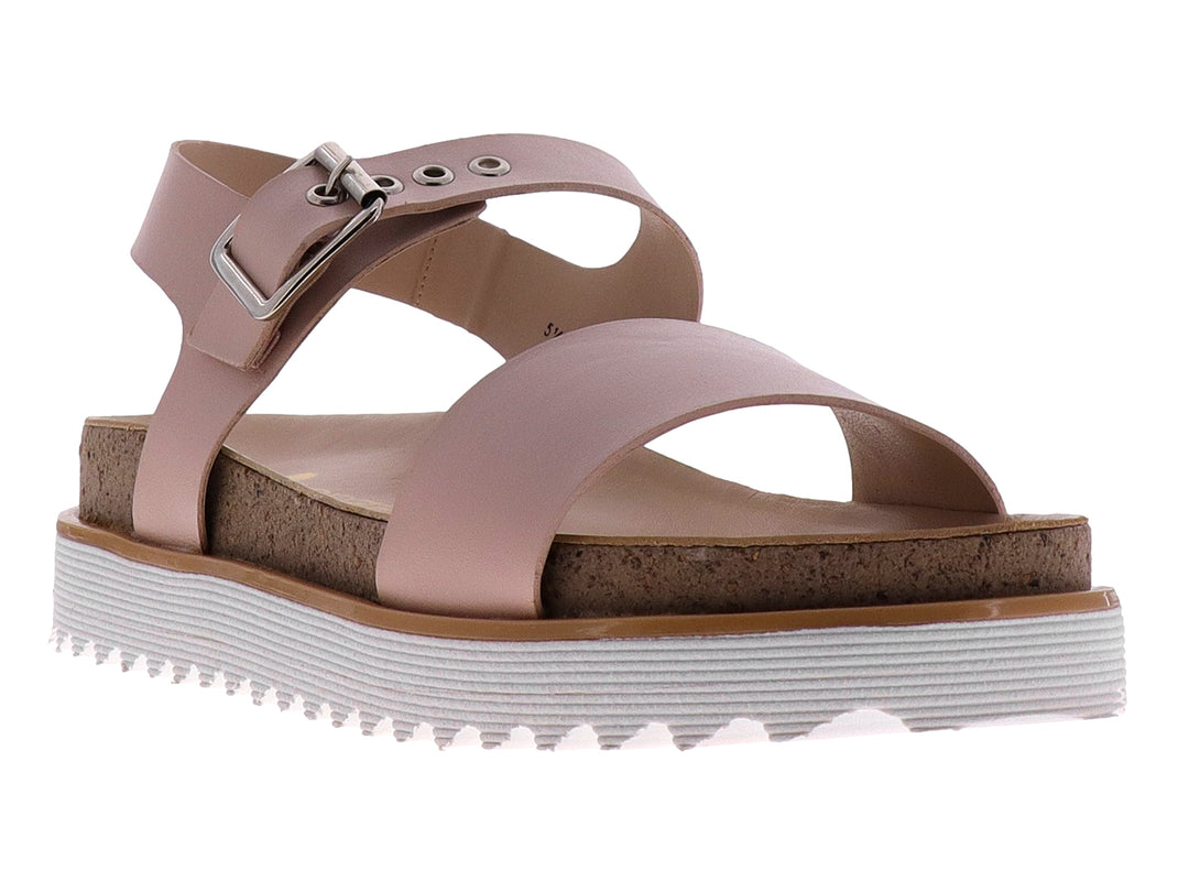 Sandalia de plataforma color durazno con suela blanca dentada y correa ajustable con hebilla para mujer.