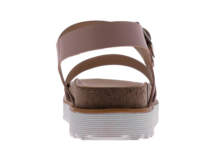 Sandalia de plataforma color durazno con suela blanca dentada y correa ajustable con hebilla para mujer.
