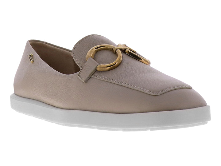 Mocasín color almendra para mujer con hebilla dorada y suela blanca.