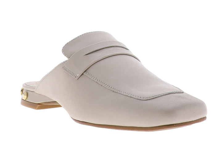 Zapato tipo zueco para mujer en color almendra, fabricado en cuero liso con diseño casual y punta redondeada.