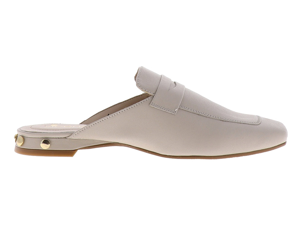 Zapato tipo zueco para mujer en color almendra, fabricado en cuero liso con diseño casual y punta redondeada.