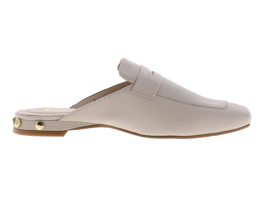 Zapato tipo zueco para mujer en color almendra, fabricado en cuero liso con diseño casual y punta redondeada.