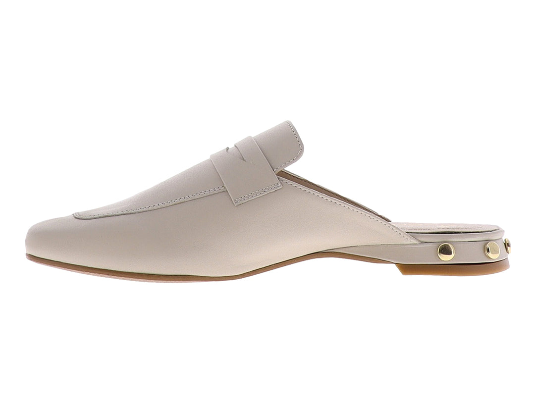 Zapato tipo zueco para mujer en color almendra, fabricado en cuero liso con diseño casual y punta redondeada.