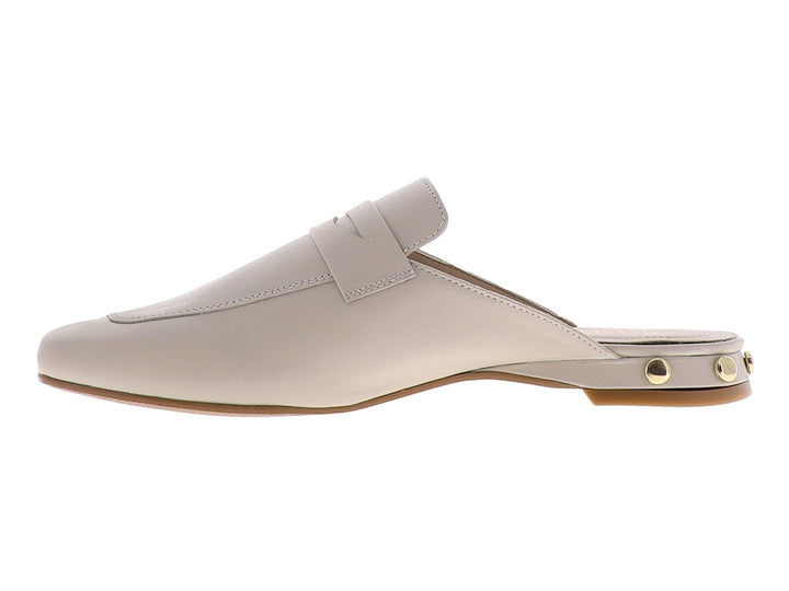 Zapato tipo zueco para mujer en color almendra, fabricado en cuero liso con diseño casual y punta redondeada.