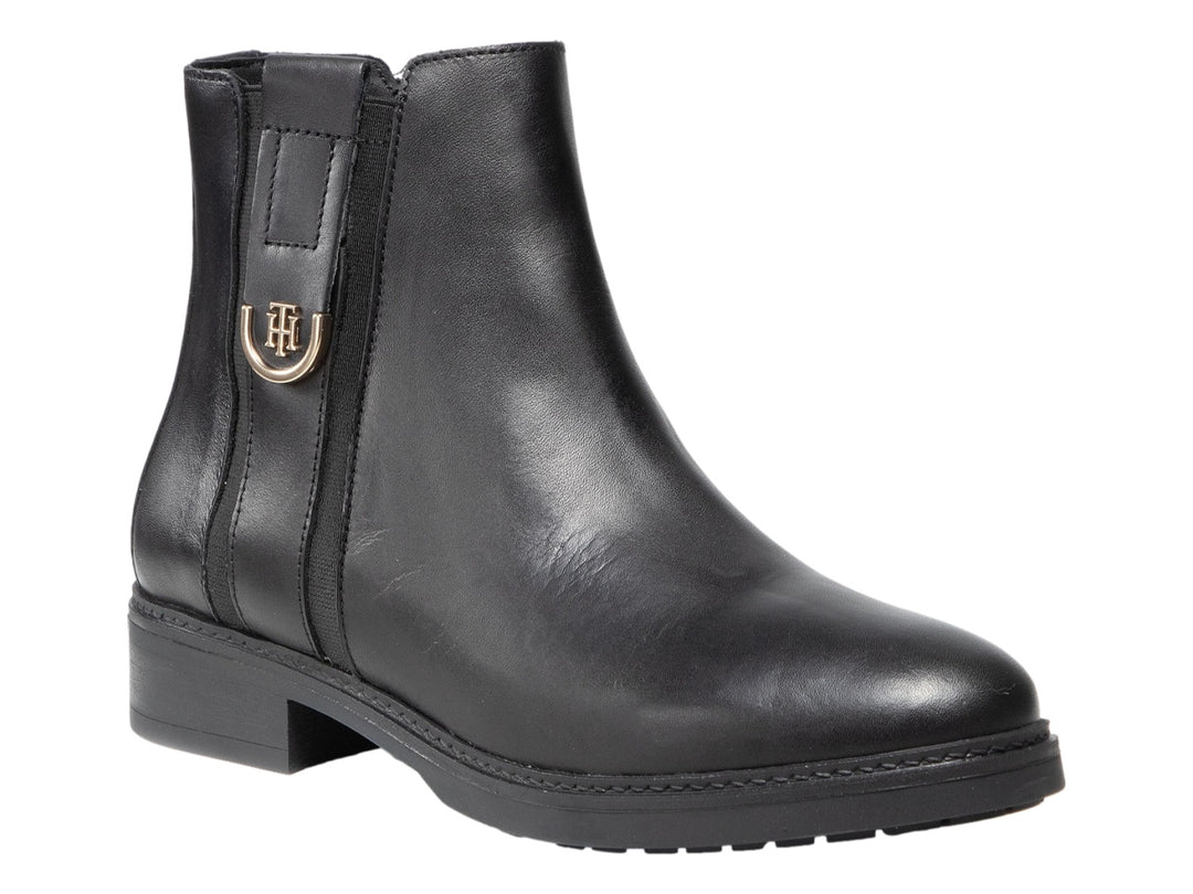 Botín negro de cuero con detalle metálico dorado en el lateral.