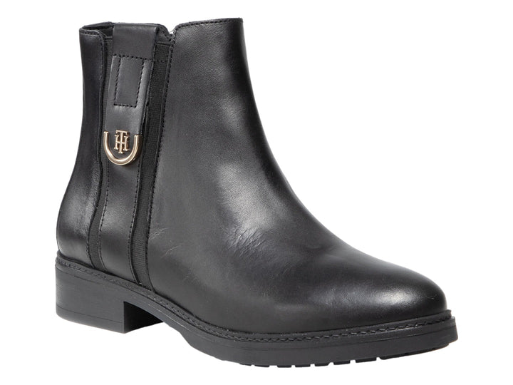 Botín negro de cuero con detalle metálico dorado en el lateral.